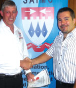 Branch chairman, Kobus Reinecke (l), presents the certificate to Patrick Rowland